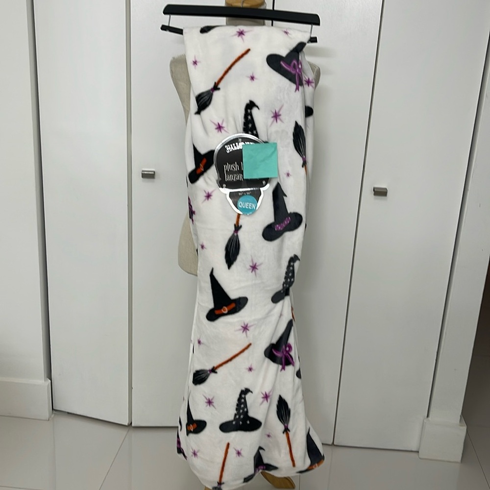 Halloween White/Black/Purple Witch Hats/Brooms/Stars QUEEN Throw Blanket